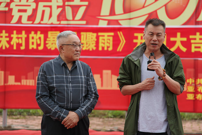 电影《九妹村的暴风骤雨》在黑龙江尚志市亚布力镇盛然开机