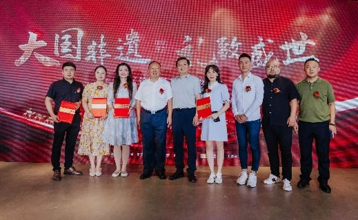 KU游体育创新云锦工艺 国家级非遗传承人周双喜《丝路华章》作品品鉴会南京云锦博物馆举行(图8)