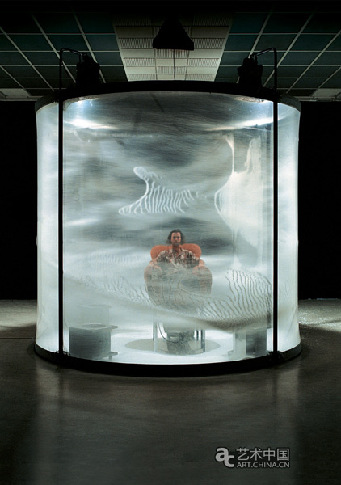 正在現場轉播節目的藝術學校，勞倫斯 馬斯塔夫(比利時)2002 透明PVC圓桶 泡沫顆粒 風扇 座椅