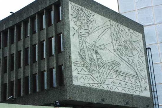 畢加索的《漁夫》在恐怖襲擊中倖存，但政府大樓上的其他壁畫遭到了嚴重破壞。
