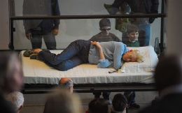 演員蒂爾達·斯文頓在紐約現代藝術博物館上演行為藝術。