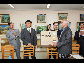 6月12日，”和平之旅“代表团向哈萨克斯坦美术家协会赠送电脑