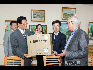 6月12日，“和平之旅”代表团向哈萨克斯坦美术家协会赠送电脑。图左为代表团团长张德广，右为哈美协主席乌玛别科夫