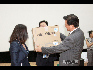 6月12日，“和平之旅”代表团向哈艺术科学院赠送电脑。图左为哈艺术科学院院长劳拉，右为“和平之旅”代表团团长张德广