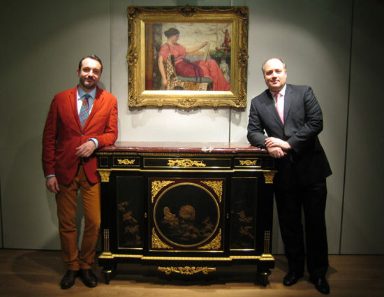 蘇富比十九世紀傢具、雕塑及裝飾藝術品部主管Xavier Jover先生（左），以及蘇富比歐洲企業收藏服務部主管／十九世紀歐洲油畫部專家Constantine Frangos先生（右），現場展示藝術品