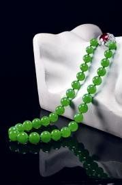 天然翡翠配鑽石、天然紅碧璽滿綠珠鏈成交價：RMB1840萬元北京保利供圖