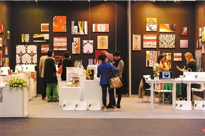2012年10月23日，首届艺术衍生品博览会在京开幕。当天许多消费者前来洽购艺术品。（资料图片）京华时报记者任峰涛摄