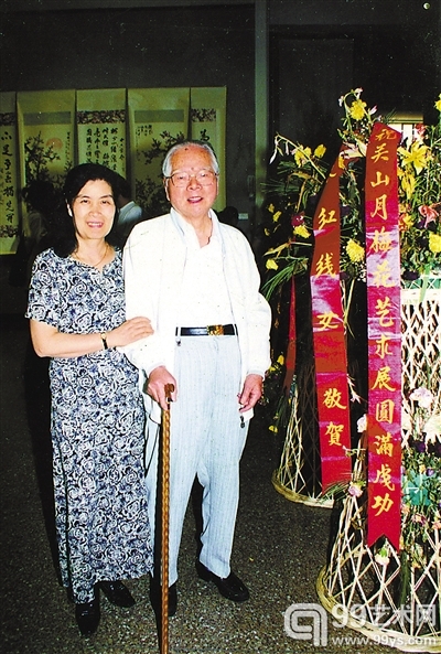2000年关山月先生和女儿关怡在北京参加关山月梅花艺术展开幕式。