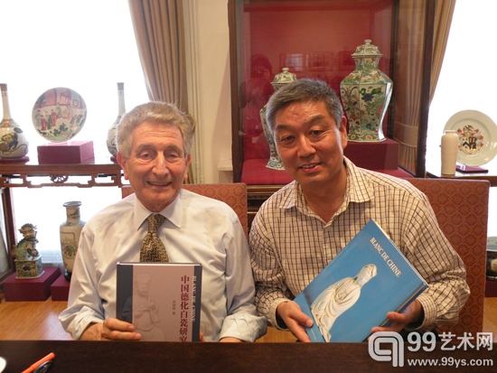 刘幼铮先生和英国古董商协会主席马钱特交流德化瓷