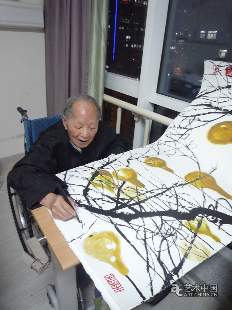 2009年12月8日，黄苗子先生为百雅轩版画院制作的大幅版画《葫芦》签字