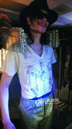 3月伦敦发布会时，MJ刚通过身体检查，当演唱会排练进行到中段时，他已经瘦成纸板人