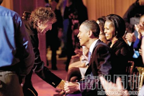 2010年2月10日，奧巴馬在白宮舉行紀念美國人權運動音樂會，鮑勃·迪倫獻唱《時代變了》
