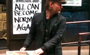Thom Yorke（湯姆·約克）在倫敦分發樂隊的免費報紙 