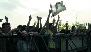 尽管5月1日黄沙漫天，但歌迷们仍旧不遗余力地给杨臣刚呐喊助威