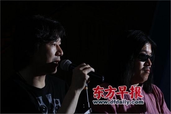 马条（左）和周云蓬作为音乐人代表出席了发布会