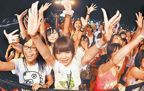 貢寮海洋音樂祭在福隆海灘登場，每年都吸引許多年輕樂迷盡情搖滾。