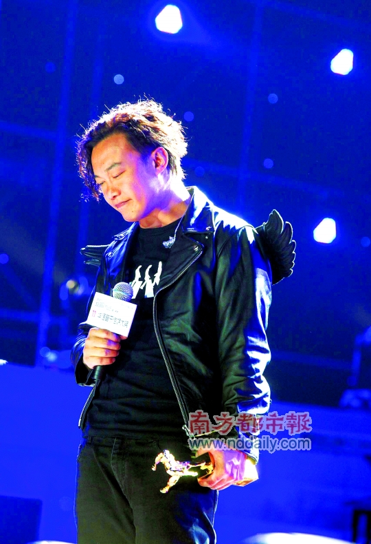 表演了　一静一动，这位第11届华语音乐传媒大奖的最大赢家手捧奖杯，深情演唱。