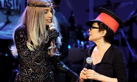 Lady Gaga和小野洋子去年在洛杉磯舞臺上相遇。