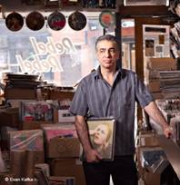 黑胶唱片销量的增长已成为一些独立音乐店的生命线，比如图中大卫·谢比洛位于纽约市的Rebel Rebel Records.