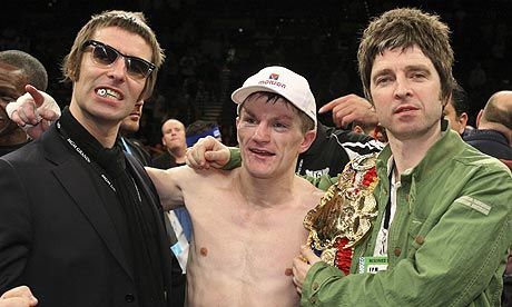 利亚姆（左）、诺埃尔和英国拳击手里奇-哈顿在一起