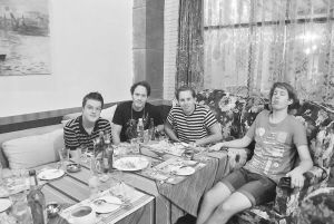 瑞典後搖樂隊月光水手來深巡演，除了上演一場激情的搖滾秀外，他們對深圳的美食也很感興趣