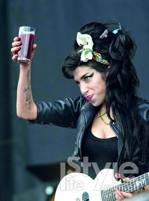 Amy Winehouse以標誌性的蜂窩頭、發帶、粗黑上翹的眼線，先於Lady Gaga開創了“雷時尚”