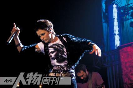 2010年，卡百利巴塞羅那演唱會上，桃樂絲正在專注獻唱