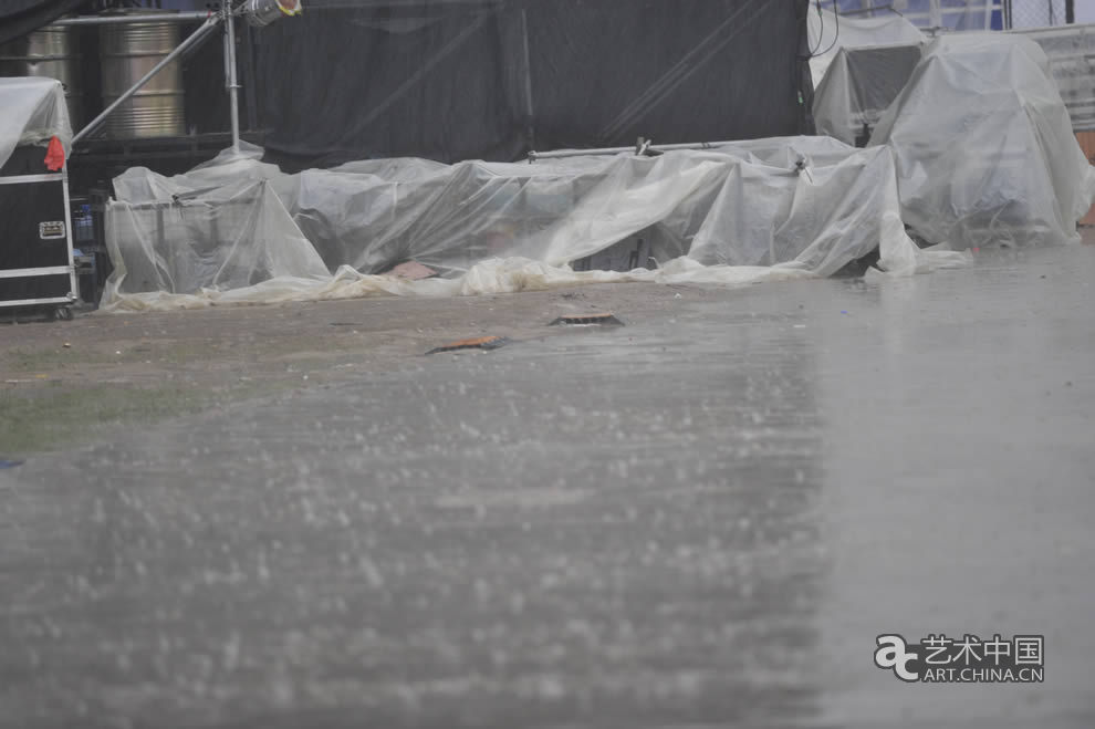 长阳音乐节雨中即景