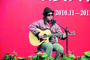 周云蓬在颁奖礼现场演唱。