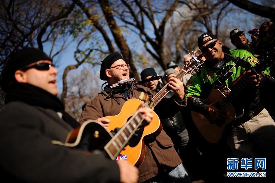 12月8日，“甲殼蟲”樂隊的歌迷聚集在美國紐約曼哈頓中央公園的“草莓地”，彈唱樂隊的經典歌曲。