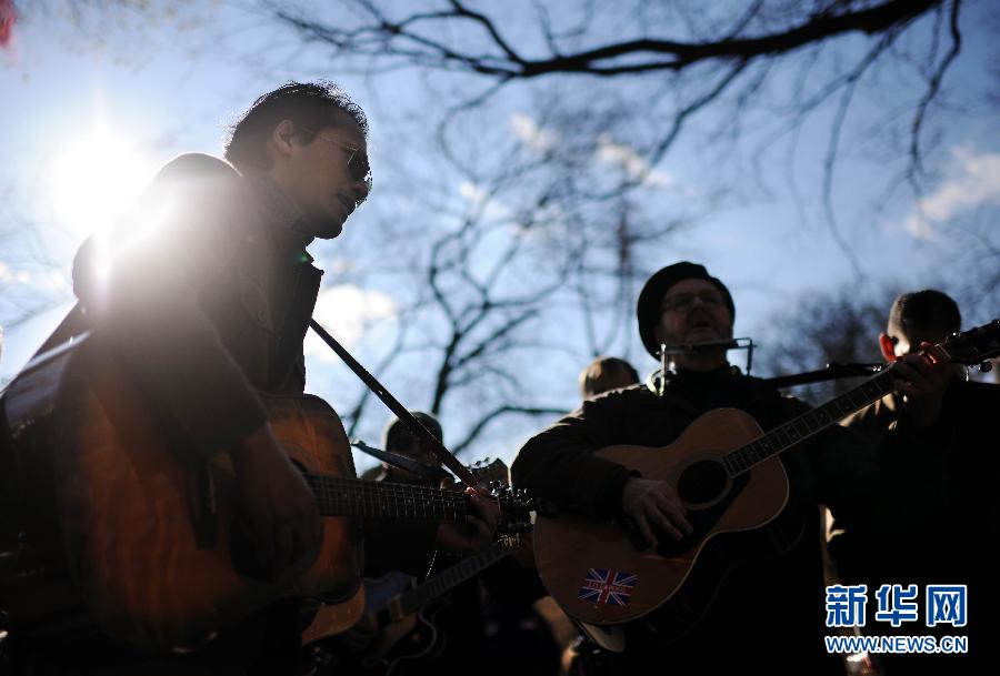 12月8日，“甲殼蟲”樂隊的歌迷聚集在美國紐約曼哈頓中央公園的“草莓地”，彈唱樂隊的經典歌曲。