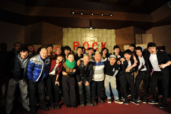 眾搖滾人錄製第三屆搖滾春晚主題歌《ROCK2012》