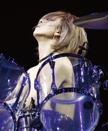 Yoshiki一直是X-Japan最有舞台感的成员