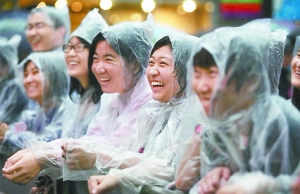 上海观众冒雨观看“民谣在路上”