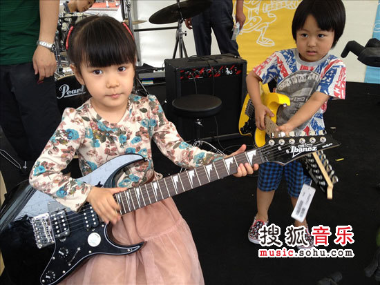 孩子们体验电吉他