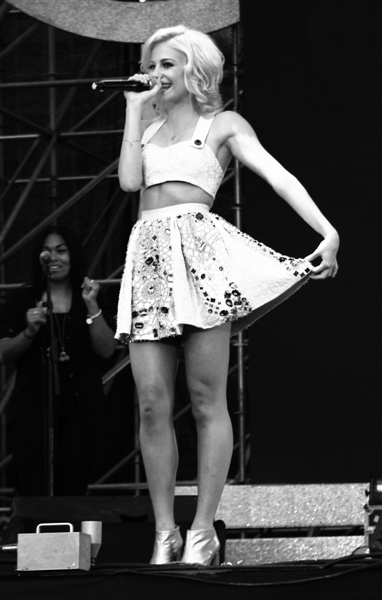 今年5月20日，歌手皮克茜·洛特（Pixie Lott）亮相平谷樂谷音樂節，引來許多歌迷。