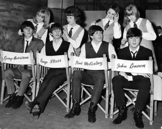 1964年3月13日，披頭士在拍攝電影《A HARD DAY’S NIGHT》間隙。披頭士身後是四位在片中飾演女學生的女演員。最左邊哈裏森身後是模特Pattie Boyd，兩人因拍攝此片墜入愛河