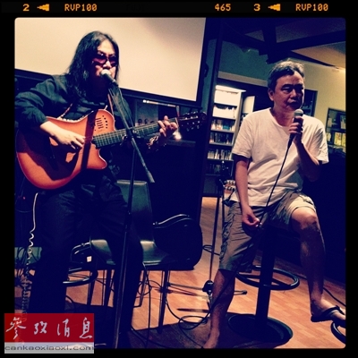 今年7月份，周雲蓬與陳升在台北彈唱會上合唱。