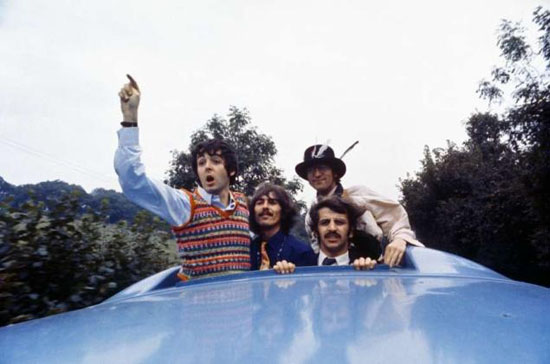 《Magical Mystery Tour》重新發行，圖為披頭士成員站在車子的天窗中