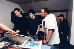 特伦特-雷泽诺与Dr. Dre的团队在一起