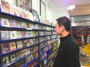 “蓝线唱片”经营者傅雄在摆放唱片。