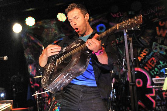 酷玩主唱巡演使用吉他拍卖 帮助飓风桑迪受害者
