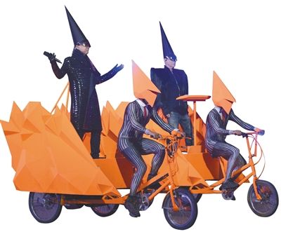 　　宠物店男孩是一支成立于1981年的电子流行二人组。这是迄今为止最成功的英国组合之一，其名作《Go West》作为2006年德国世界杯的终场歌曲，更为广大球迷所熟知。宠物店男孩去年曾参演伦敦奥运会闭幕式，两人与英国前卫设计师Gareth Pugh包装的橙色头套自行车队亮相，惊艳全场。