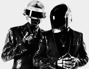 Daft Punk爱以头盔造型出现，这也成了他们的标志性LOGO