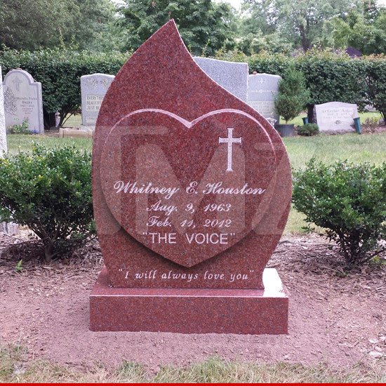 惠特尼·休斯顿墓碑树立 配心形图案与名曲歌名