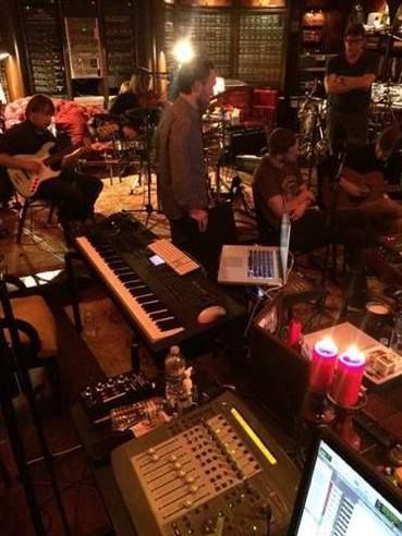Imagine Dragons 正与配乐师录制《变4》插曲。
