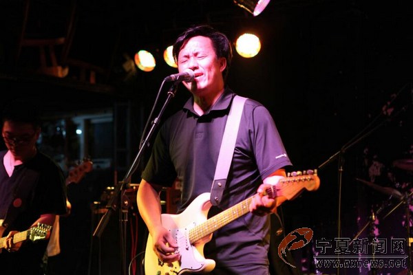 布衣乐队主唱吴宁越。