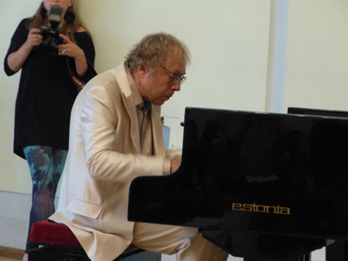 钢琴家雷因·拉纳普致敬经典 带来波罗的海异域风情