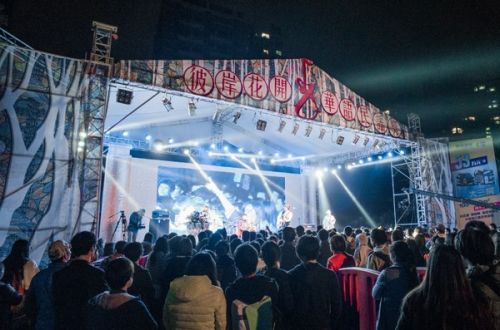 上千名樂迷前來見證首屆彼岸花開.華語民謠獎頒獎音樂節。