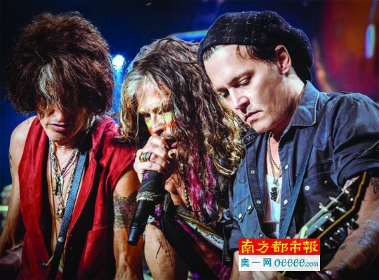 52岁的Johnny Depp与67岁的Alice Cooper和65岁的Joe Perry组成高龄“吸血鬼”乐队。